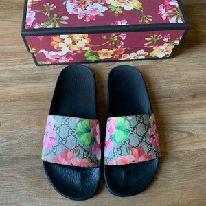 Gucci Women’s Pursuit Pool Slide Sandals